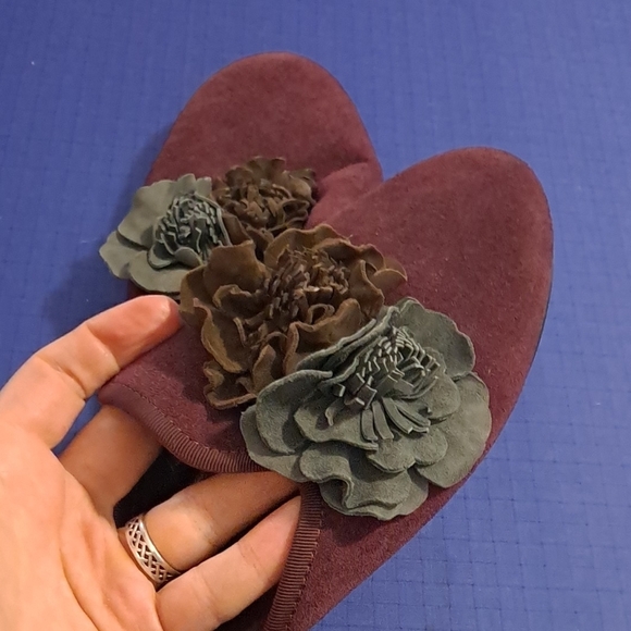 Gorgeous Daniel Green burgundy/purple suede floral embellished mules, sz 8 - Picture 4 of 10